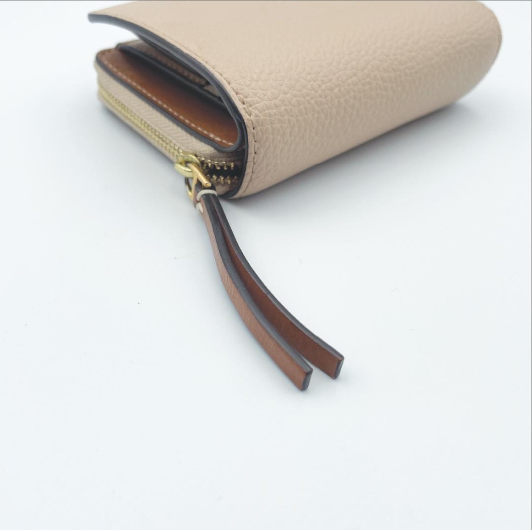 【TORY BURCH（トリーバーチ）】二つ折り財布 ベージュ レザー ロゴ金具
