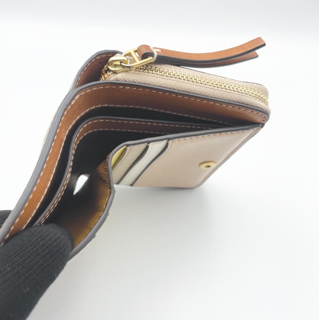 【TORY BURCH（トリーバーチ）】二つ折り財布 ベージュ レザー ロゴ金具