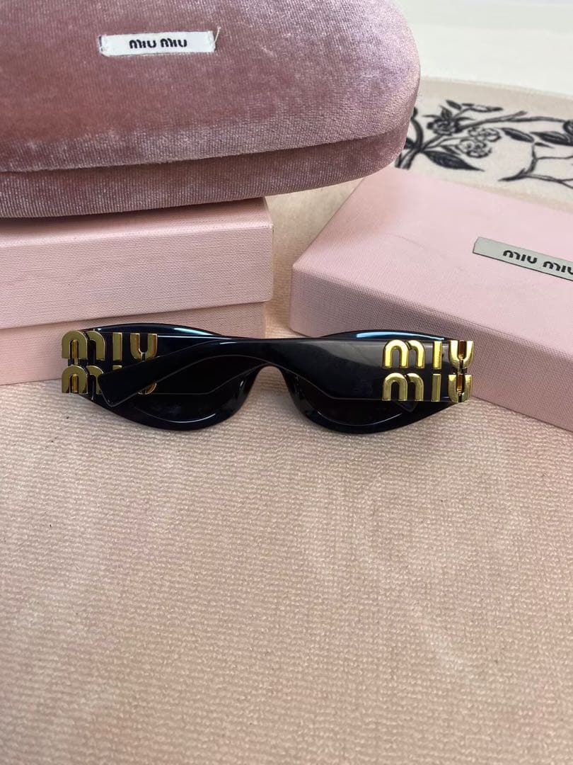 miu miu 黒サングラス ゴールドロゴ