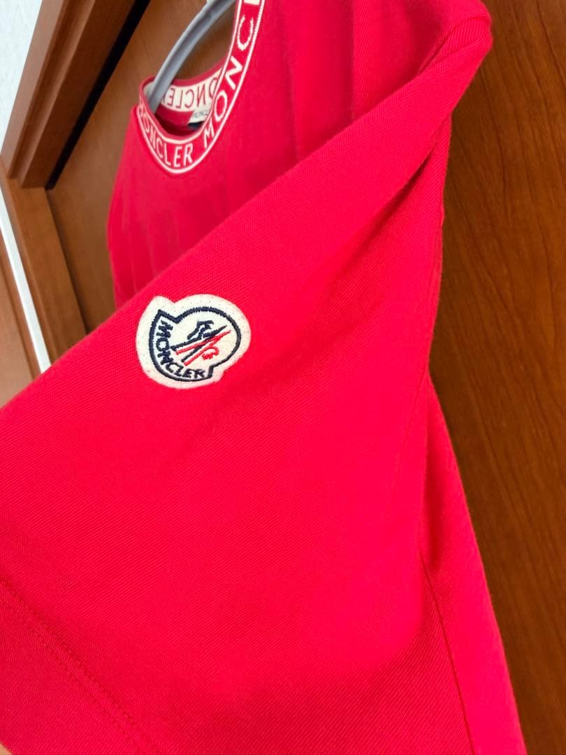 MONCLER 赤 Tシャツ ロゴ刺繍