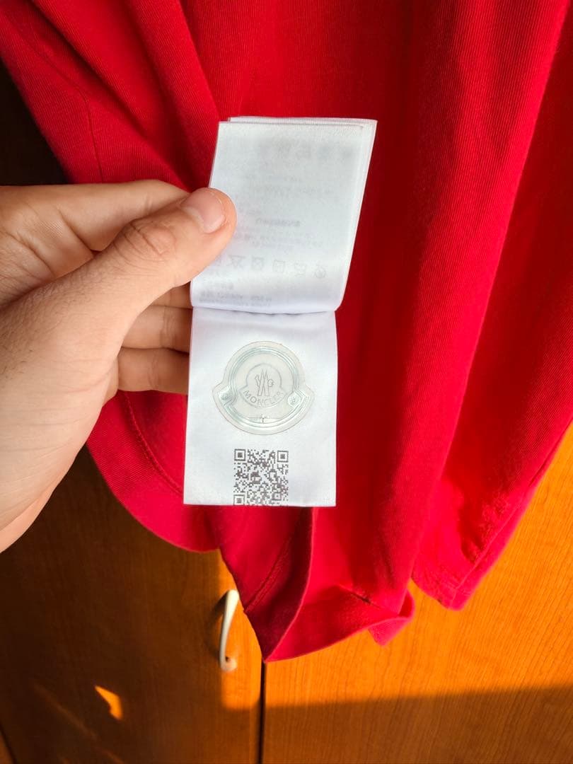 MONCLER 赤 Tシャツ ロゴ刺繍