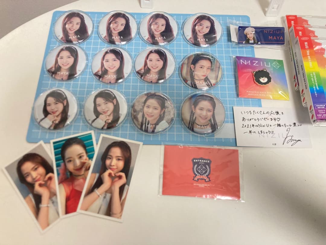 NiziU マヤ　缶バッジ　うちわ　CD トレカ
