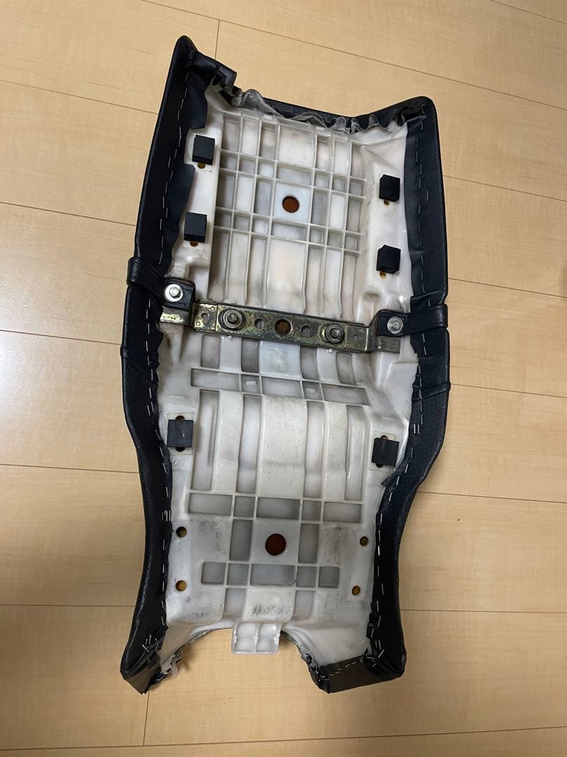 スズキ　gsx400s カタナ シート