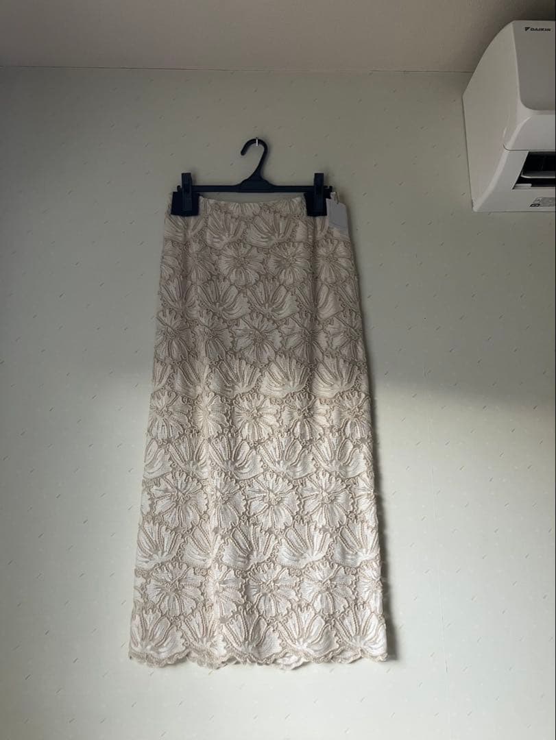 【タグ付美品・完売品】SALON adam et ropé 刺繍レーススカート