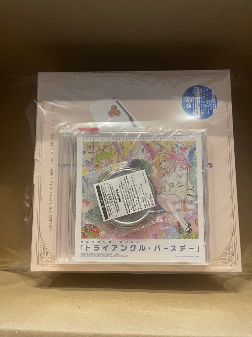 マクロスF 娘々グレイテスト☆ヒッツ! デカルチャー特装盤 早期特典・缶バッジ付