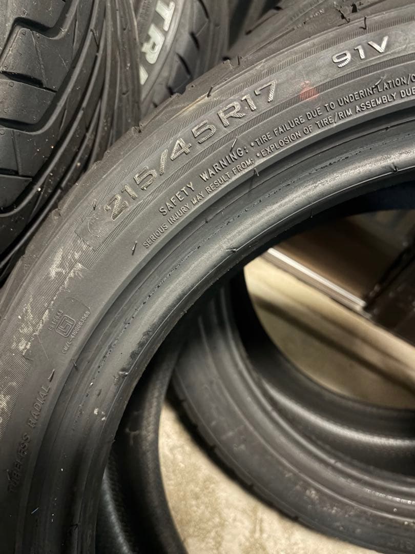 トライアングル　タイヤ　215 45 17 2022年製　走行少