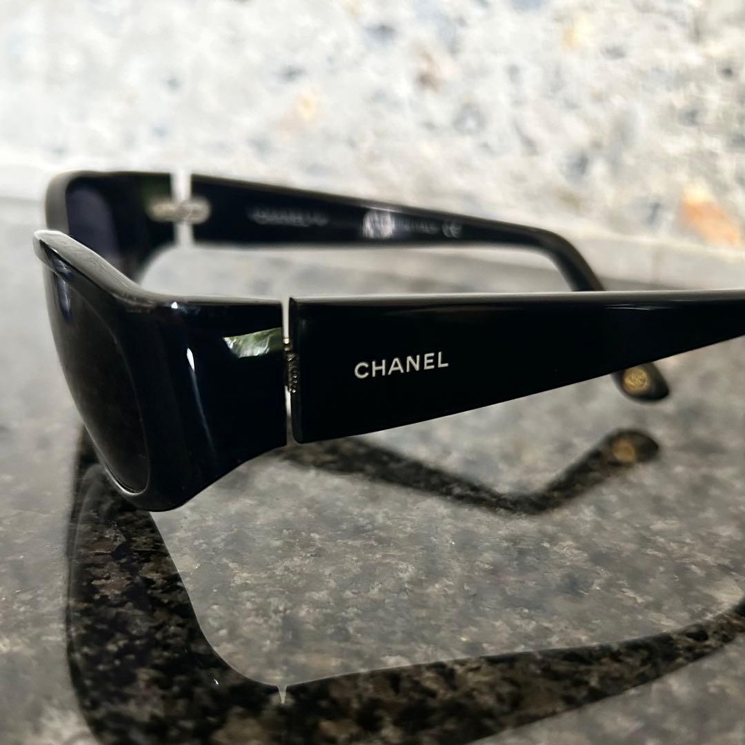 CHANEL ブラック サングラス (ケース付き)