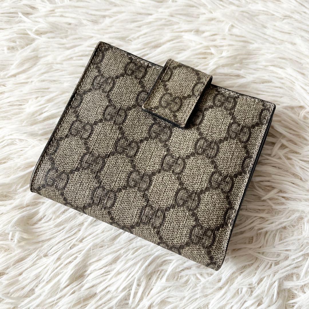 美品✨GUCCI グッチ　GGスプリーム　二つ折り財布　GGチャーム　ベージュ