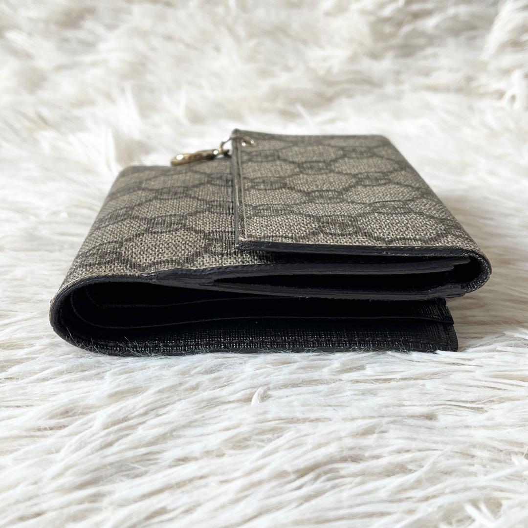 美品✨GUCCI グッチ　GGスプリーム　二つ折り財布　GGチャーム　ベージュ