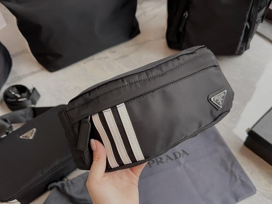 PradaとAdidasブラック-ボディバッグ-ストライプ