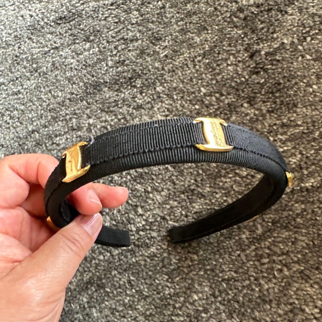 フェラガモ　ブラックヘアバンド ゴールド金具付き