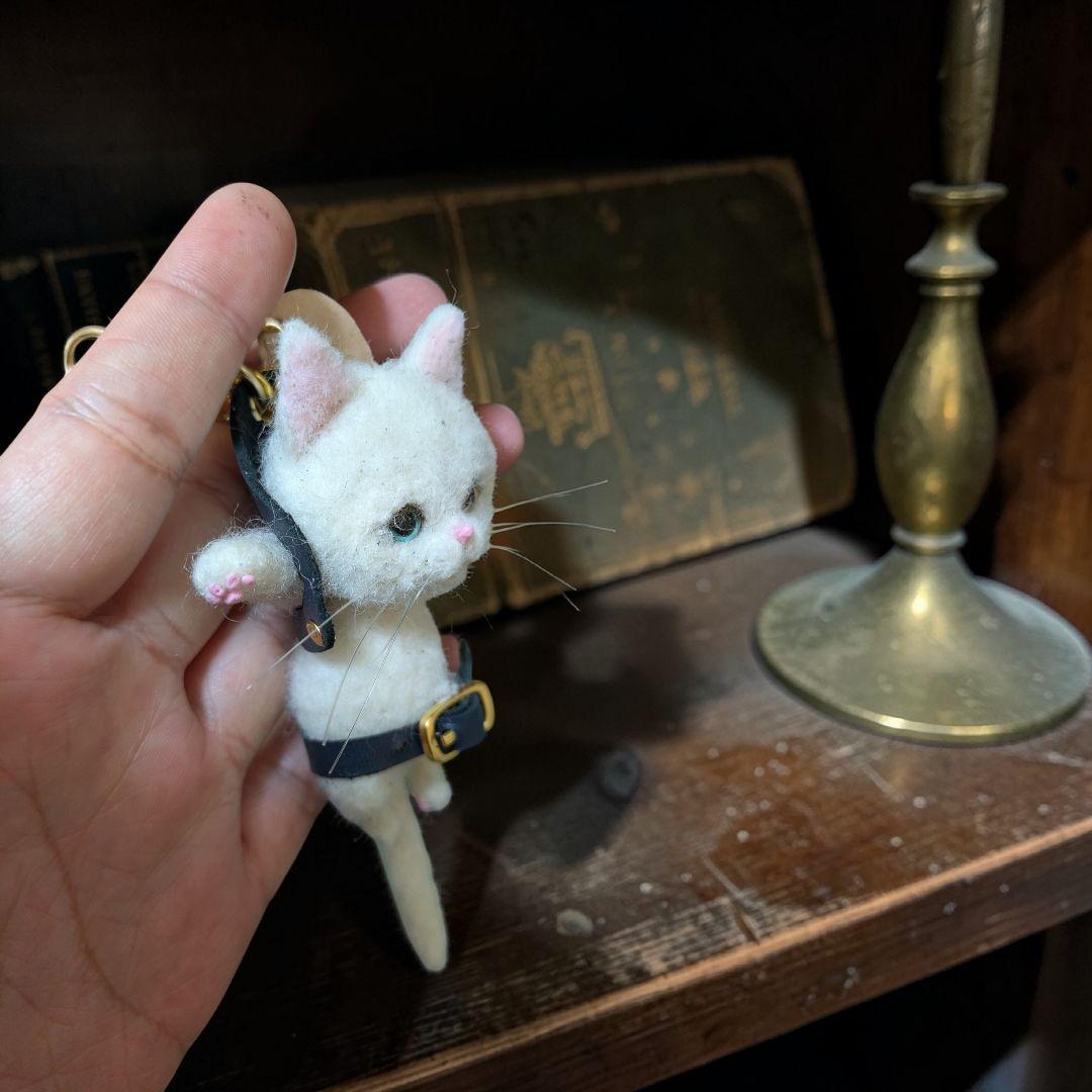 豆猫HOLDCATキーホルダー No.4 白猫オッドアイ〜特製豆猫トレカ付き