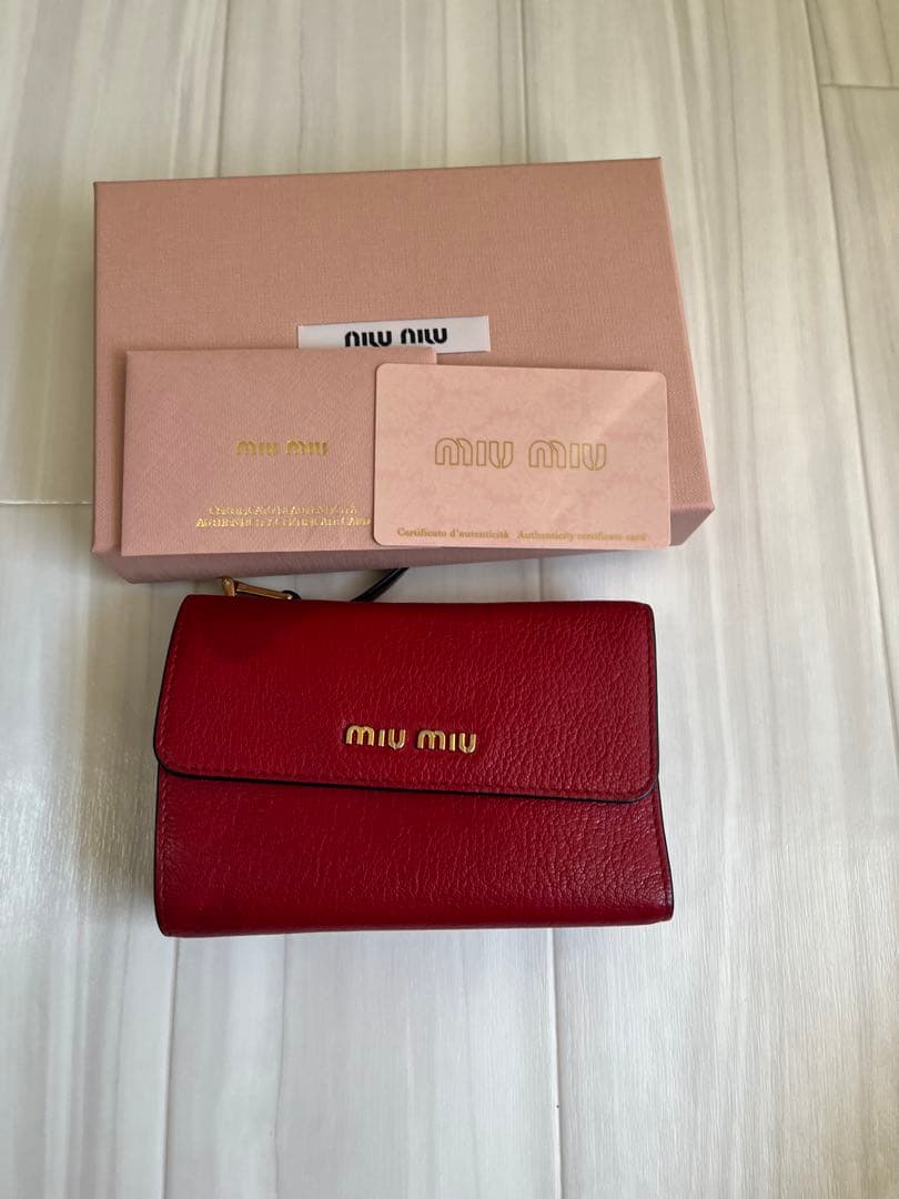 miu miu ミュウミュウ 赤 レザー 三つ折り財布