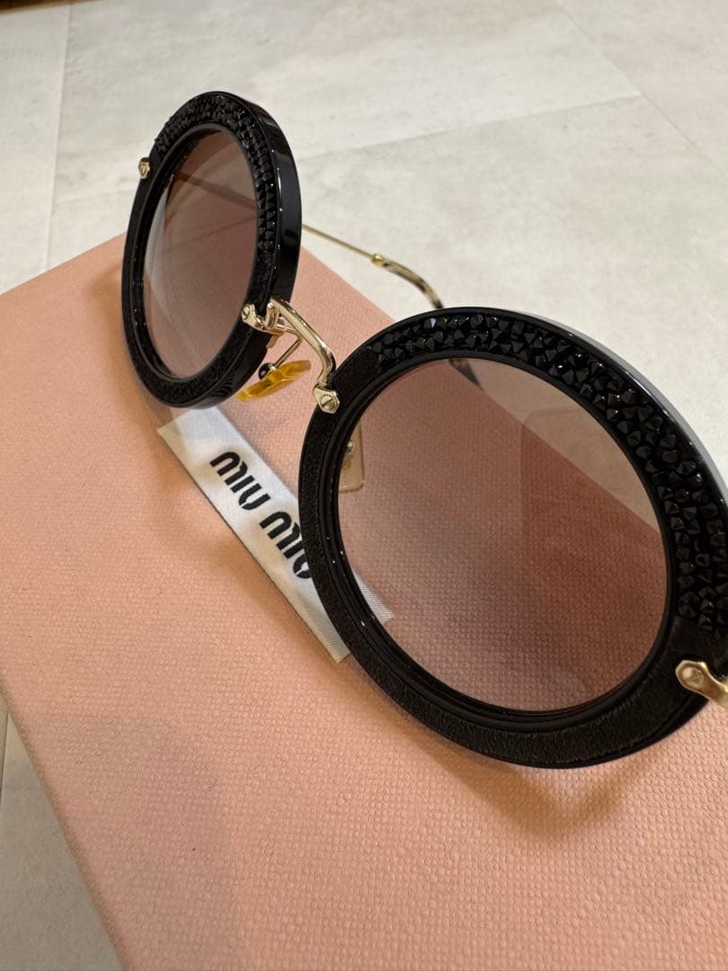【最終お値下げ】miu miu ミュウミュウ サングラス ケース付きSMU08R