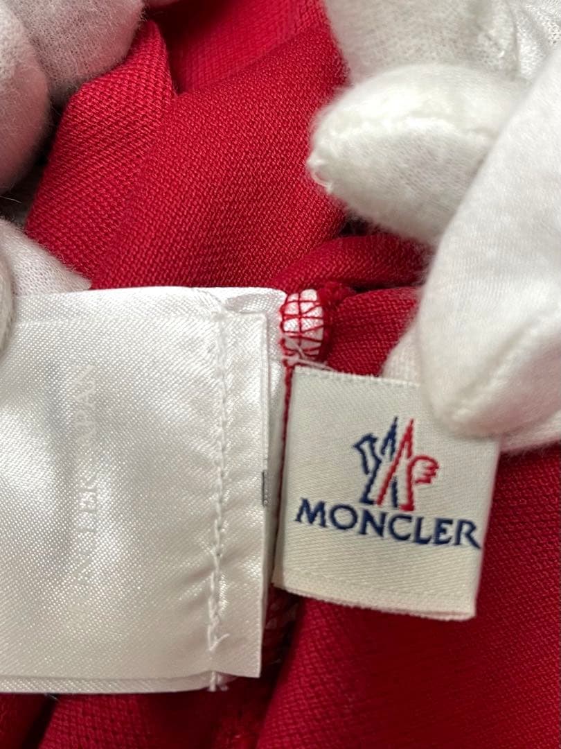 モンクレール　赤いポロシャツ
