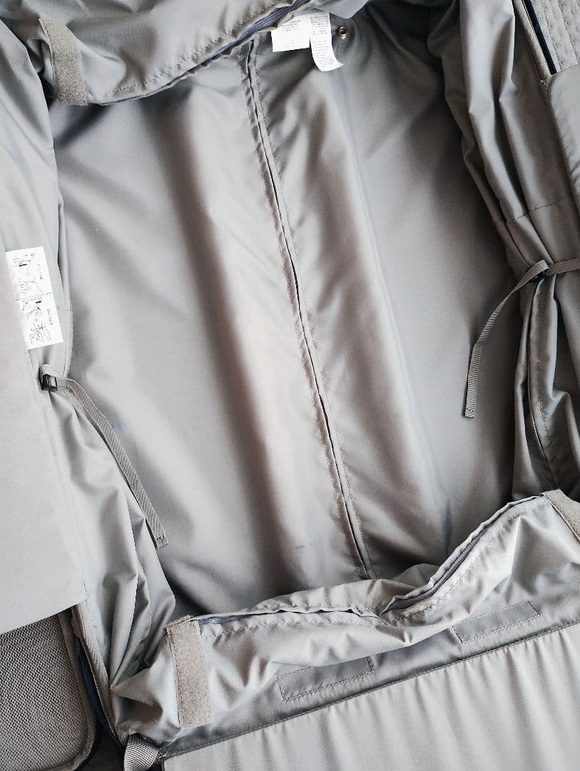 無印良品「半分の厚みで収納できるソフトキャリーケース（XL・81 L）」ブラック