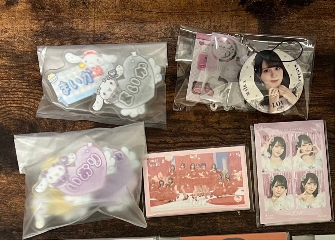=LOVE生写真等のグッズ、ライブDVD。