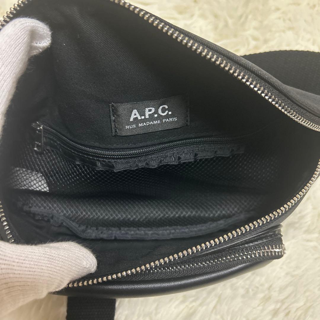 【極美品】A.P.C ボディバッグ　ショルダーバッグ