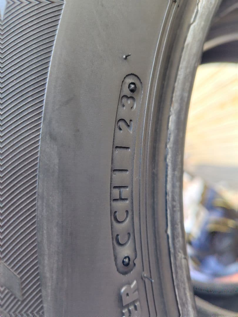 ブリジストン、LUFT.RV2 サマータイヤ 215/60R17 2023年製
