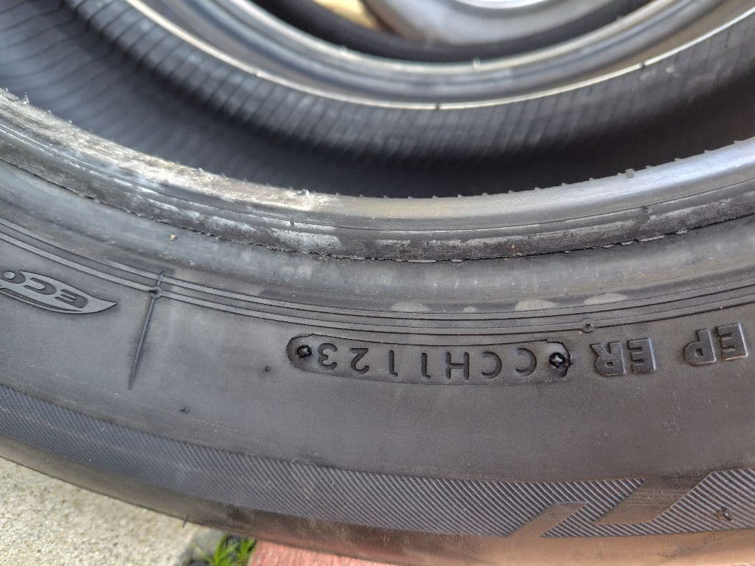 ブリジストン、LUFT.RV2 サマータイヤ 215/60R17 2023年製