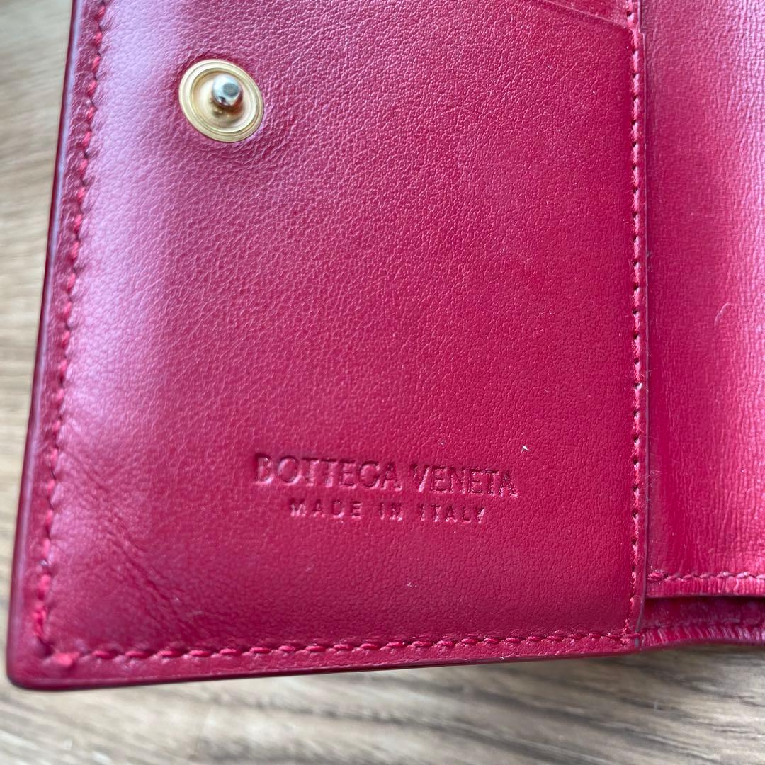 BOTTEGA VENETA 二つ折り財布 レッド　ビッグイントレチャート
