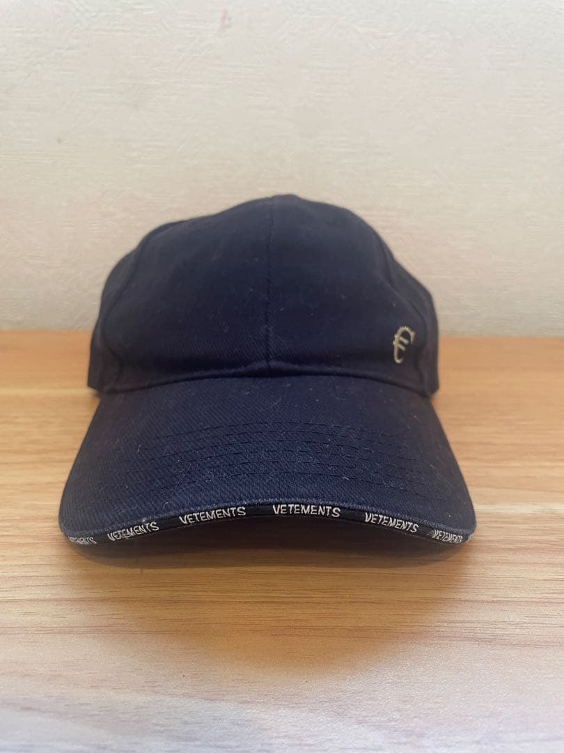 VETEMENTS 黒キャップ ロゴ刺繍