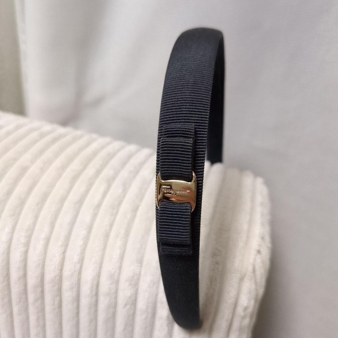 ferragamo ヴァラ ネイビーカチューシャ