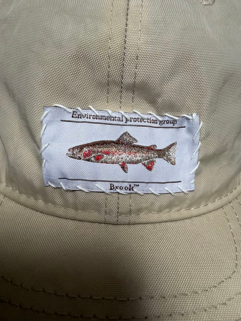 Brook 魚刺繍 ベージュキャップ