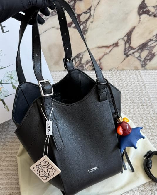 新品LOЁWE ブラック ショルダーバッグ