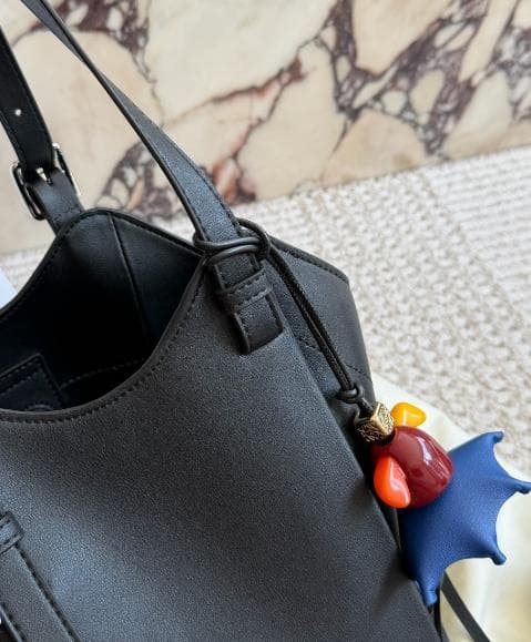 新品LOЁWE ブラック ショルダーバッグ