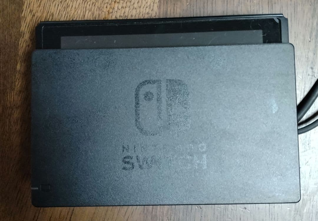 Nintendo Switch 本体と充電器（コントローラー無し）