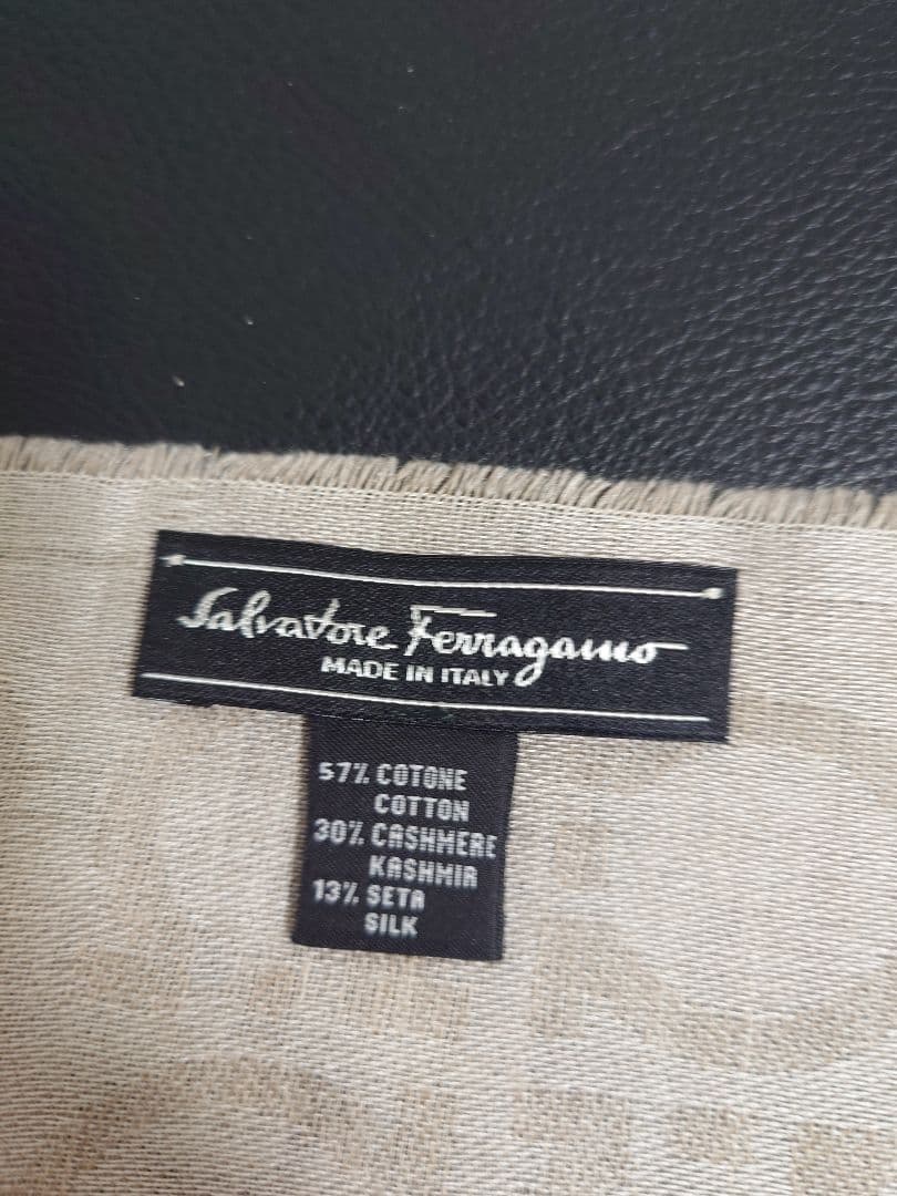 フェラガモ　Ferragamo　ストール　ショール　カシミヤ混　ガンチーニ