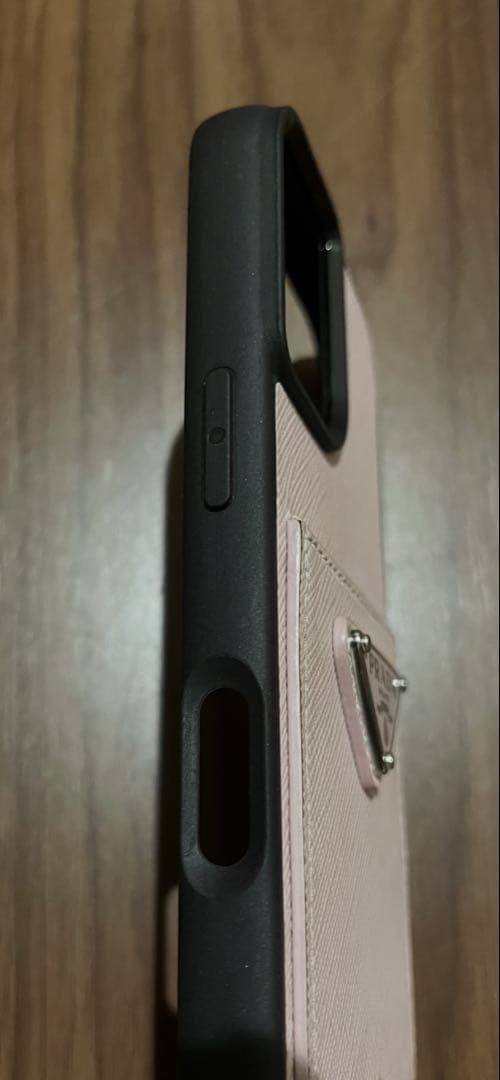 美品　PRADA iPhone 16 ケース カードポケット付き