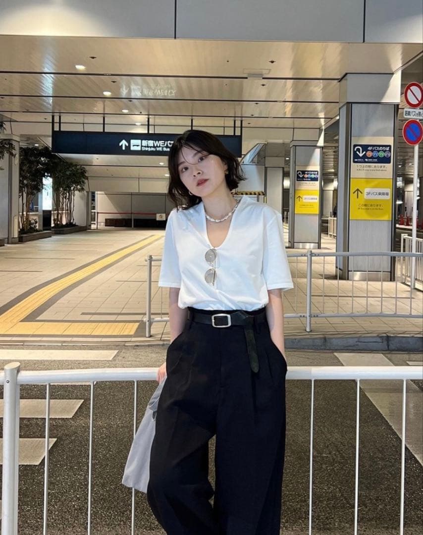 ETRE TOKYO プランジングネックTee