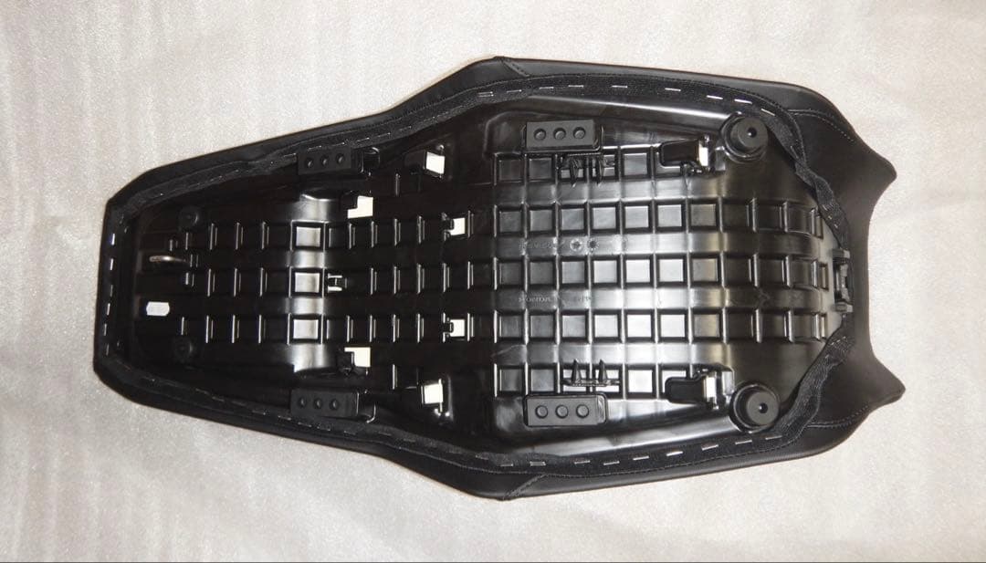 ホンダXL750 トランザルプ（8BL-RD16）用ローダウンシート（ブラック）