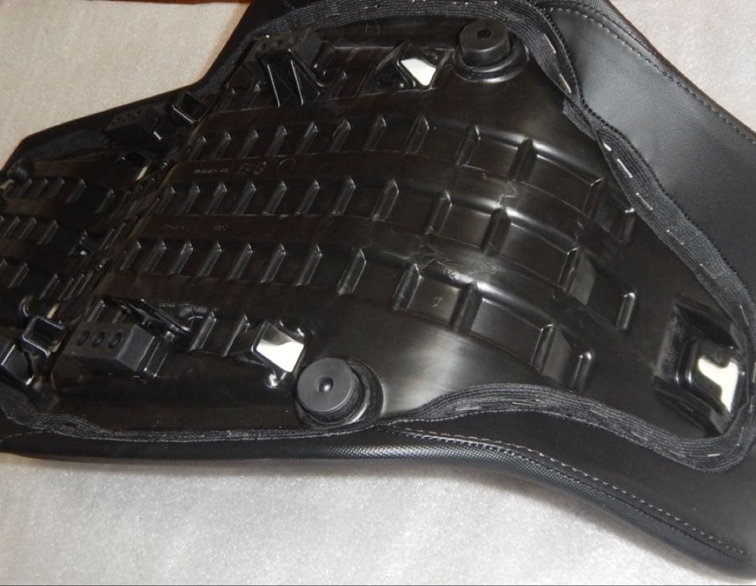 ホンダXL750 トランザルプ（8BL-RD16）用ローダウンシート（ブラック）