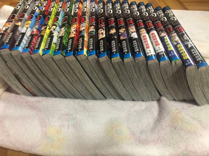 鬼滅の刃 19巻まで＋缶バッジ付き