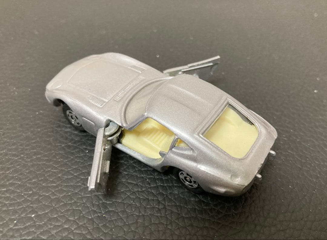 トミカ　ミニカー　トヨタ2000GT シルバー　黒箱