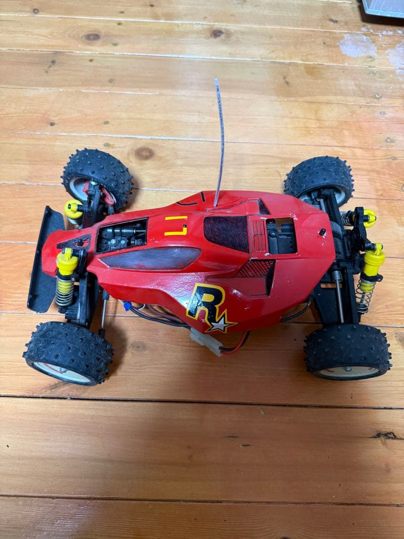 赤いオフロードラジコンカー