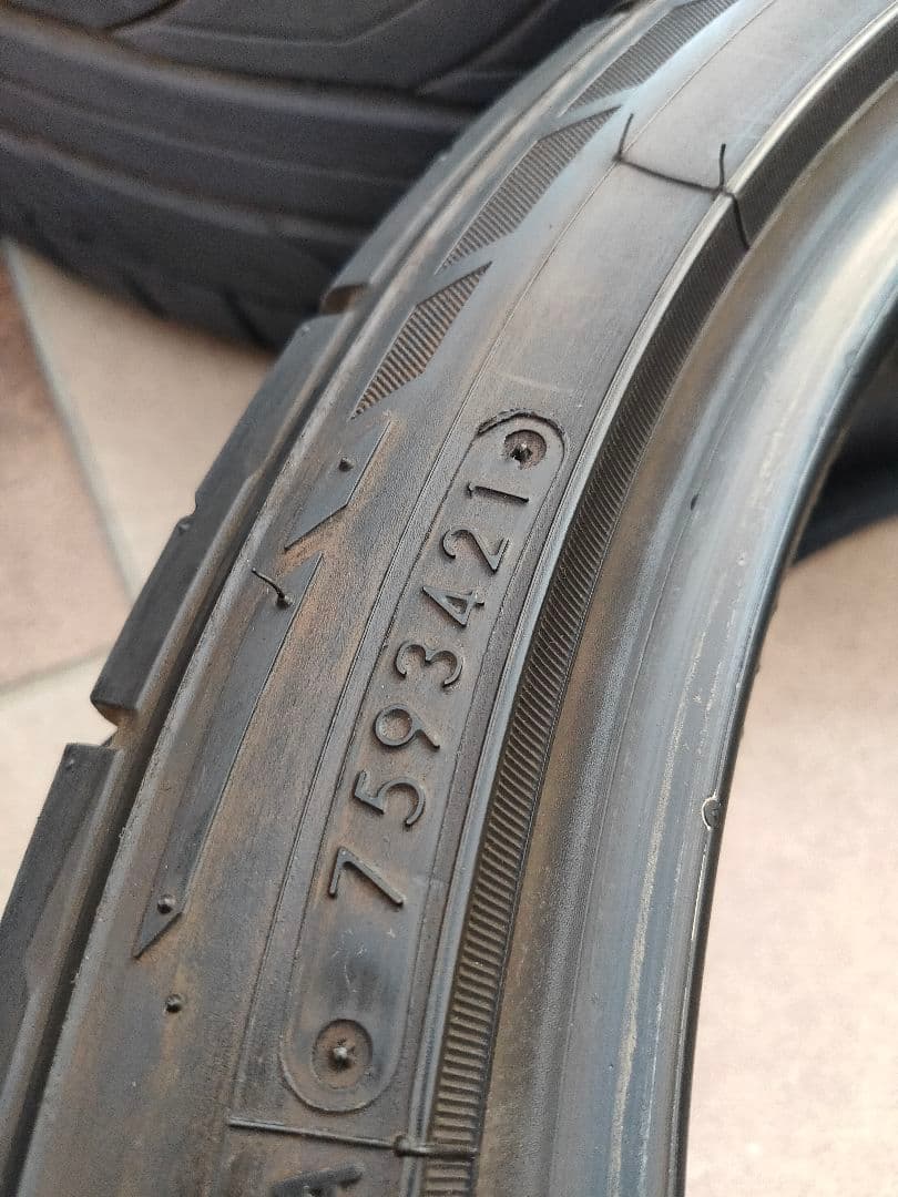 ① NITTO ニットー NT555 245/35R20 2本