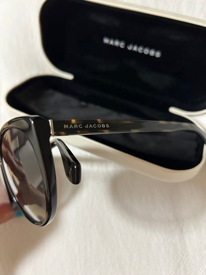 MARC JACOBS ブラックサングラス ケース付き