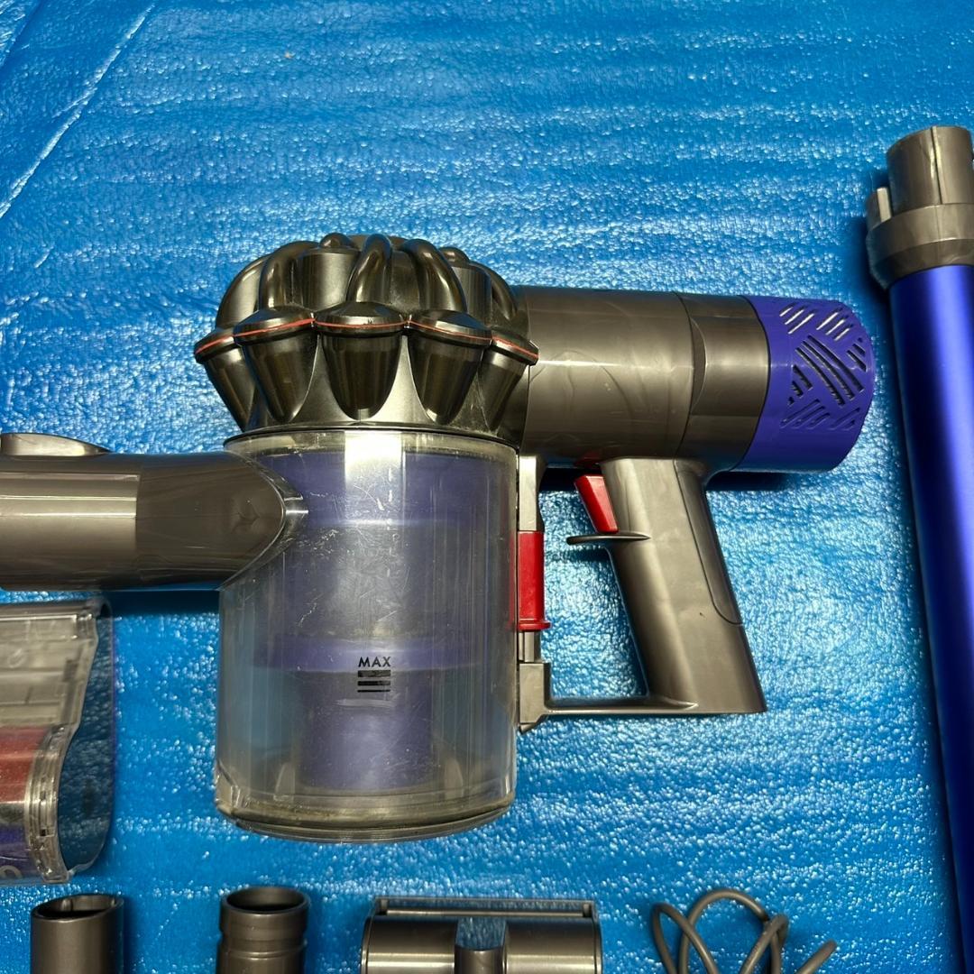 Dyson V6 fluffy 　本体　付属品　充電器　あり　バッテリー無し