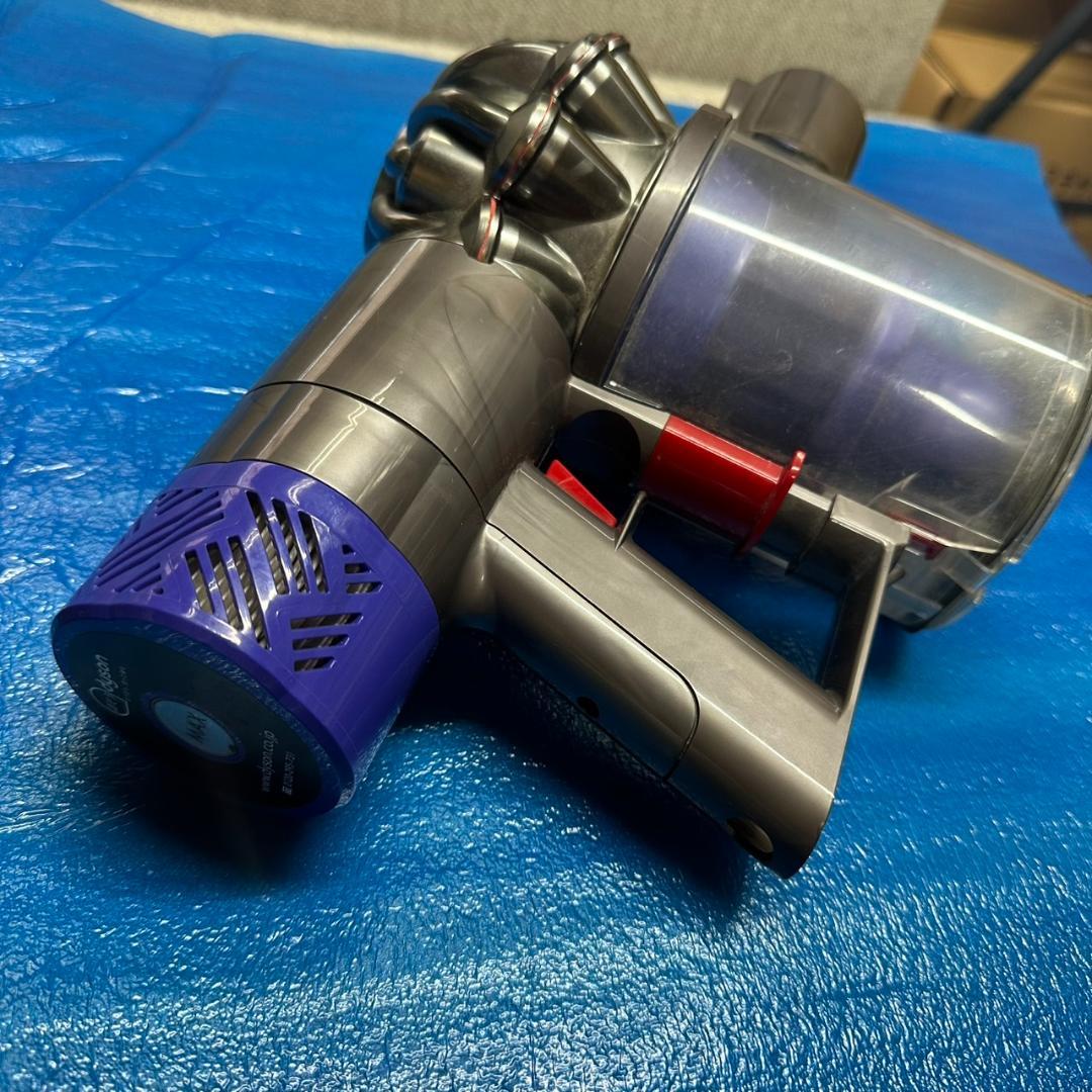 Dyson V6 fluffy 　本体　付属品　充電器　あり　バッテリー無し