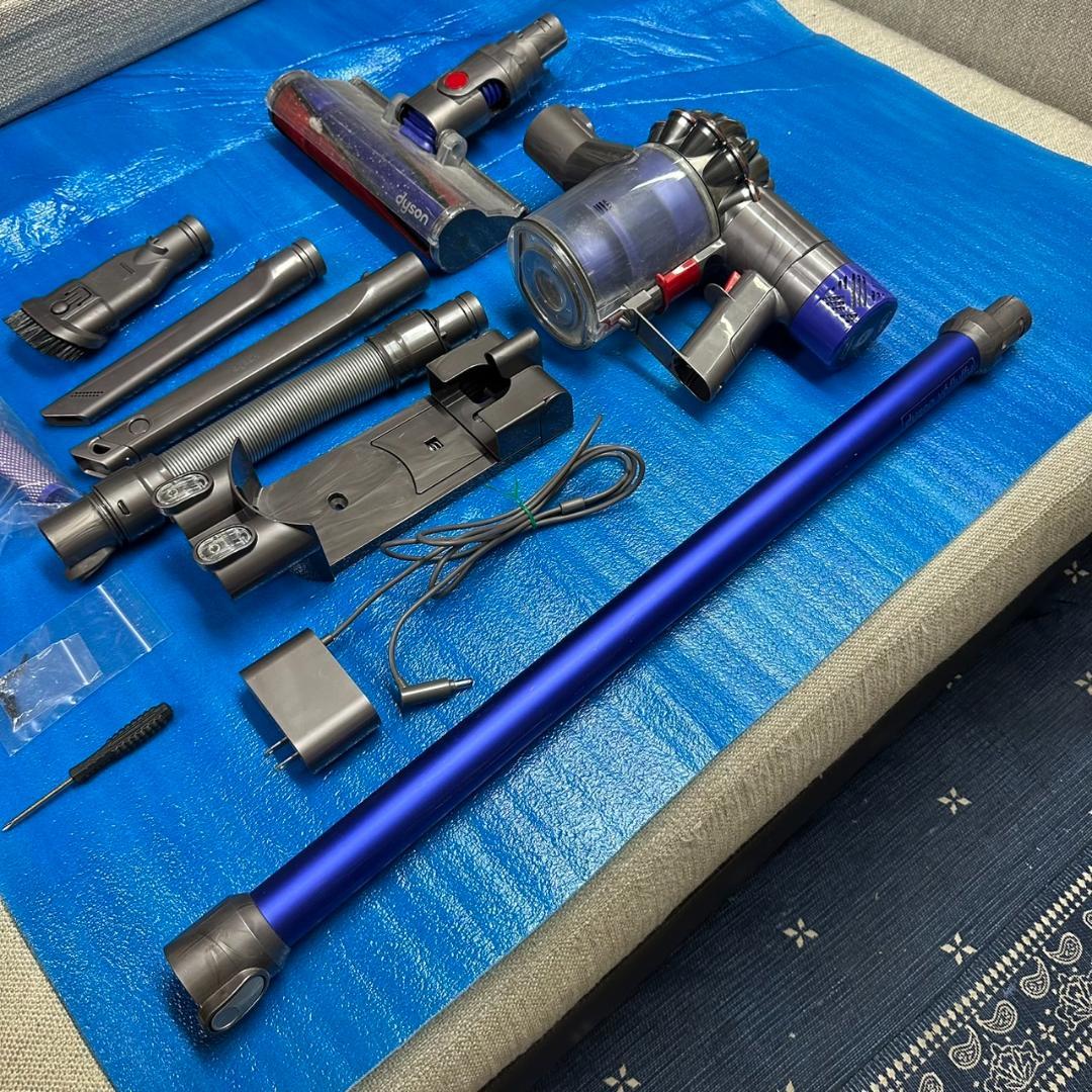 Dyson V6 fluffy 　本体　付属品　充電器　あり　バッテリー無し
