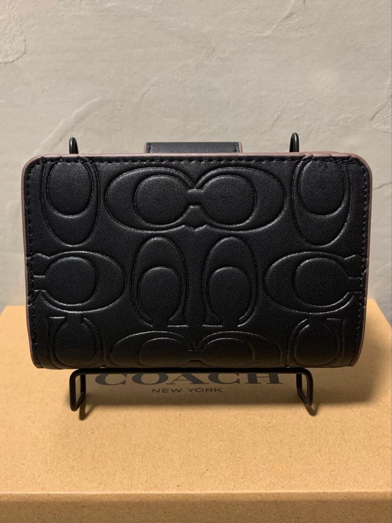 ✨️新品未使用✨️COACHアウトレット エンボス加工 ブラック 二つ折り財布