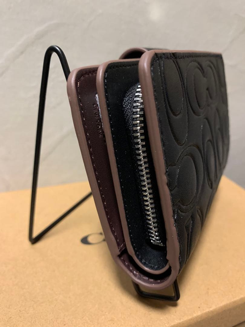 ✨️新品未使用✨️COACHアウトレット エンボス加工 ブラック 二つ折り財布