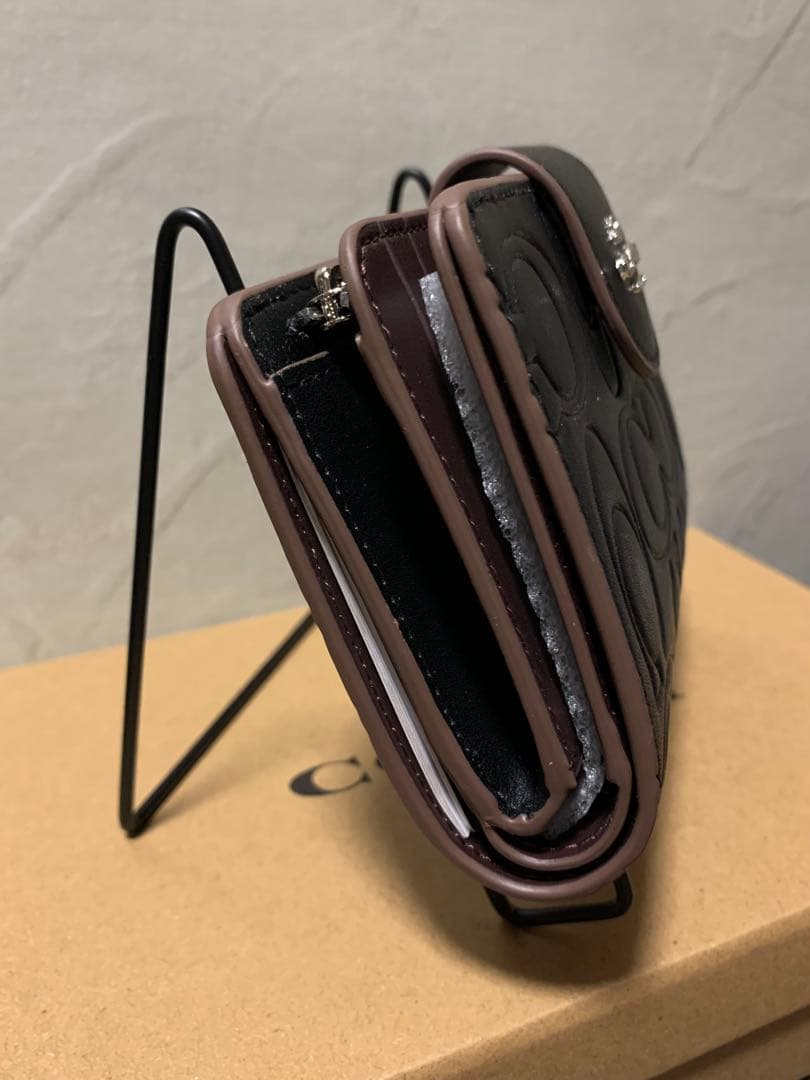 ✨️新品未使用✨️COACHアウトレット エンボス加工 ブラック 二つ折り財布