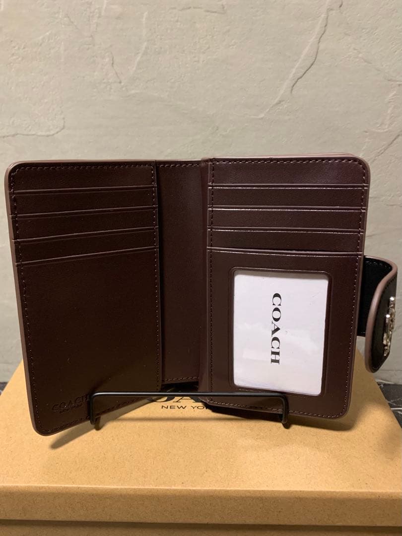 ✨️新品未使用✨️COACHアウトレット エンボス加工 ブラック 二つ折り財布