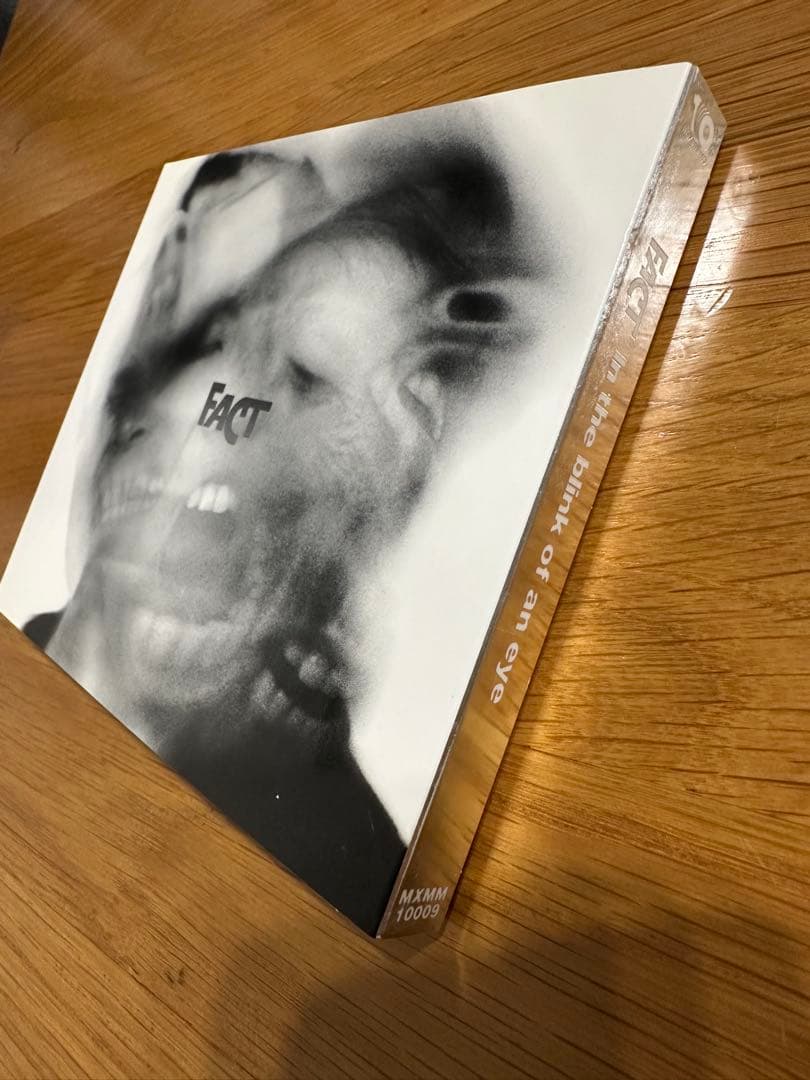 FACT In the blink of an eye サイン入り