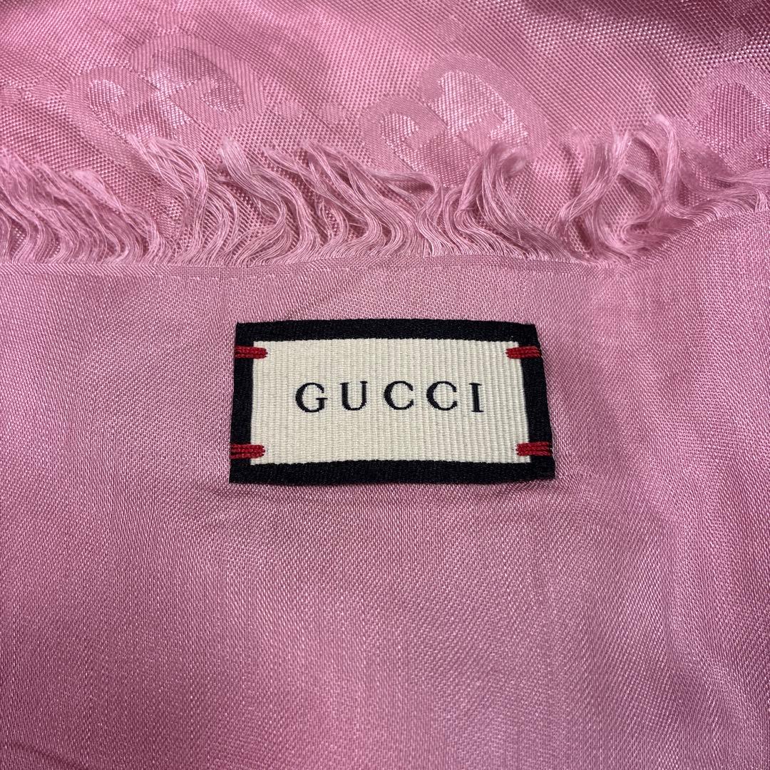 GUCCI ピンク ロゴストール フリンジ付き